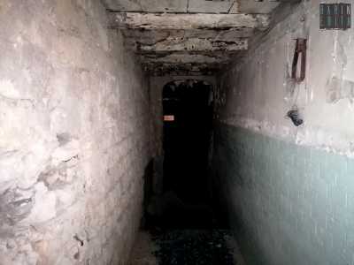 ...sui cui lati si diramano lunghi e bui corridoi...
